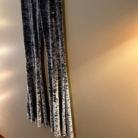 ONZIE Crushed Velvet Flare Leggings/Yoga Athleisure Pants- Size M/L (runs small) - Picture 2 of 11